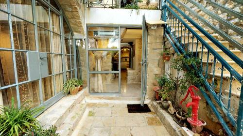 Safed Old City Cabin | Discover Hemdat Nefesh: Family-Friendly with Hot Tub Bliss