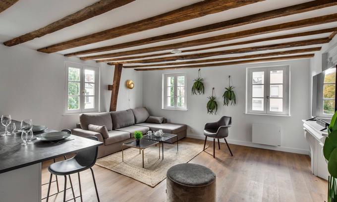 Dinan - Saint-Malo Apartment | Experience Hemingway at Le 31bis: Cozy Apartment Retreat