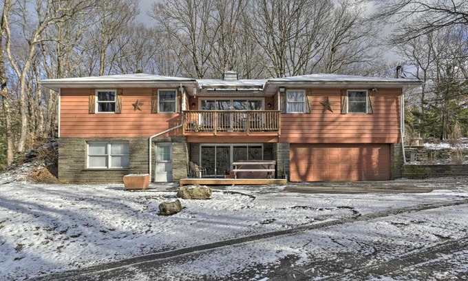 Dingmans Ferry House | Hemlock House: Epic Arcade Room & Inviting Hot Tub Retreat