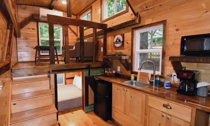Clarkesville Cabin | Hemlock Tiny Home: Pet-Friendly Retreat at Bleu Canoe