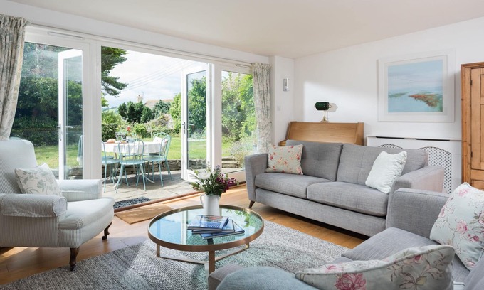 Broadhempston Cottage | Hempston Cottage - Cozy Retreat with Pet-Friendly Amenities