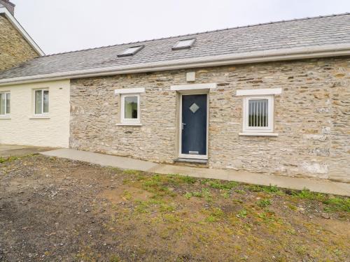 Llanybydder House | Discover Hen Brynbedw: Family & Pet-Friendly Escape