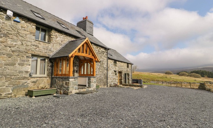 Capel Celyn Cottage | Discover HEN DY CRAIG YR RONWY: Pet-Friendly Retreat with Hot Tub
