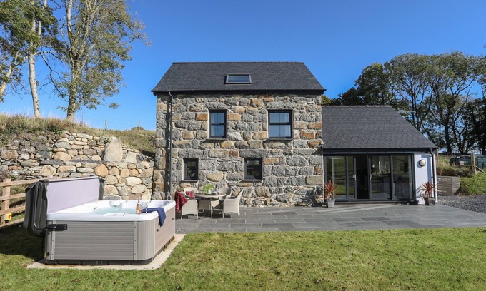 Rhyd-y-clafdy Cottage | Family-Friendly HEN FELIN with Hot Tub in Pwllheli