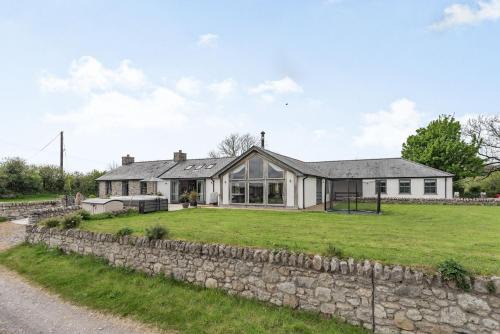 Llangefni House | Premier Hen Hafod: Pet-Friendly Retreat with a Perfect Score