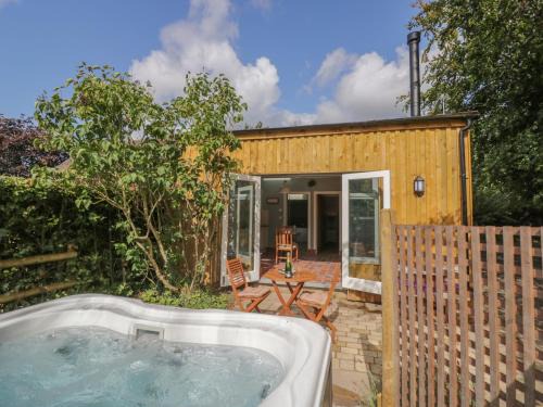 Rugeley House | Discover Hen House View: Pet-Friendly Retreat Rated 9.4