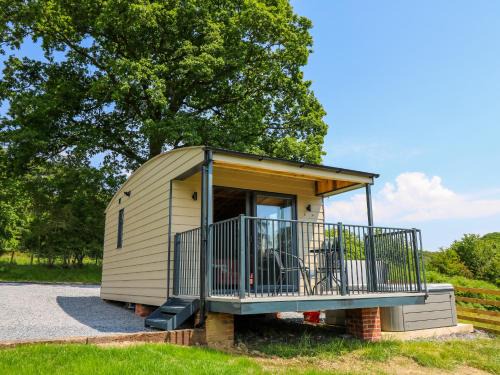 Rhayader House | Discover Hen's Hideaway: Pet-Friendly Family Retreat