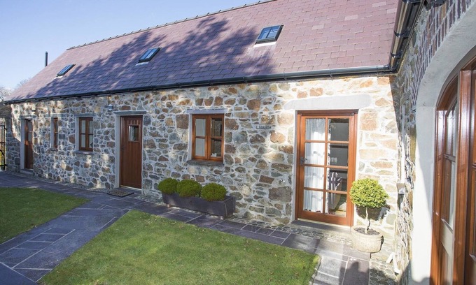 Llandwrog Cottage | Family-Friendly Hen Stabl in Llandwrog with Ocean Views