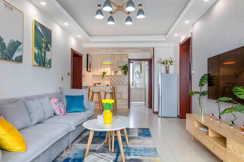 Longting District Apartment | Family-Friendly Stay Near Henan University with Kitchen Access