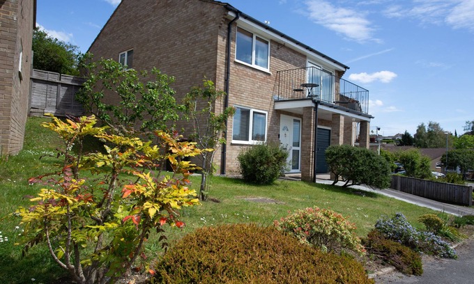 Corfe Mullen Cottage | Henbury Hide: Family-Friendly Retreat with Garden Access