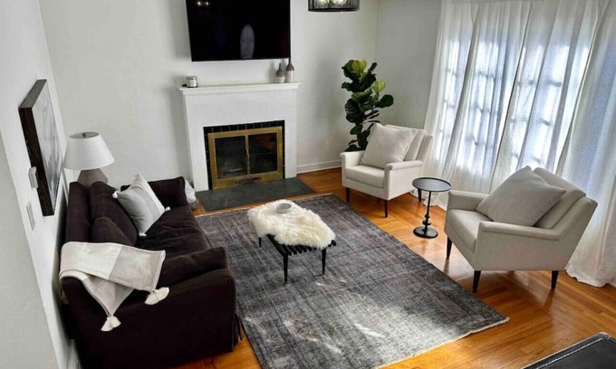 Eureka House | Henderson House Eureka: Centrally Located with Amenities