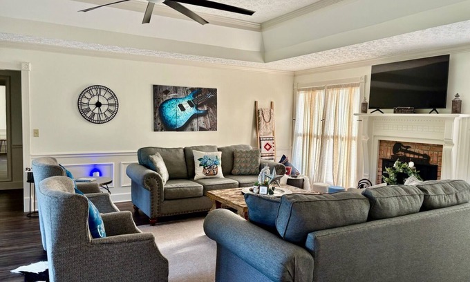 Hendersonville House | Inviting Hotel in Hendersonville, TN Near Nashville