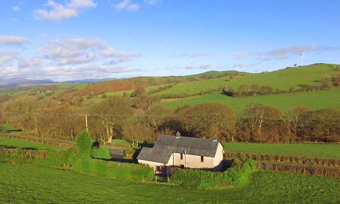 Aberhosan House | Hendre: Ideal Family Retreat with Kitchen and Breakfast