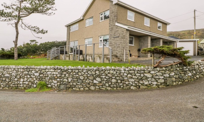 Barmouth House | Pet-Friendly Hendre Wylan: Perfect Country Escape in Llanaber