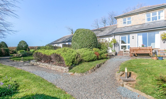 North Tamerton House | Henford Cottage - Four Bedroom House, Sleeps 8