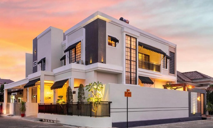 Purwokerto Villa | Experience Hening Pool Villa: 10/10 Rated with Pool & Kitchen