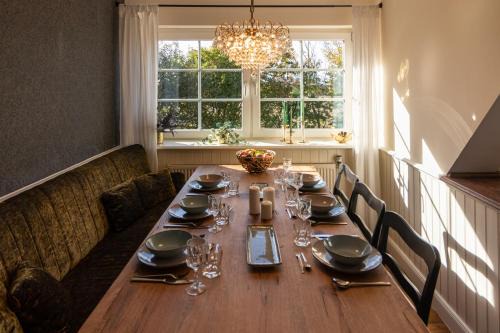 Lemkendorf Apartment | Stylish Henkieker: A Top-Rated Retreat with Hot Tub