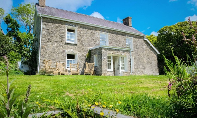 Felindre Farchog House | Henllys: Cozy Pet-Friendly Retreat with Open Fire in Newport