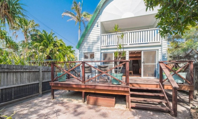 South Golden Beach House | HENNESSEA - Unique Beachfront Escape with Breakfast & Kitchen