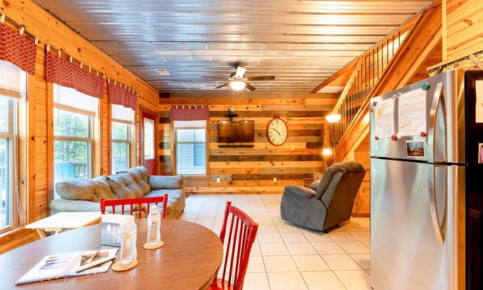 Edgemont Cabin | Hennie's Hideaway #2: Family-Friendly Retreat with Kitchen