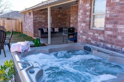 Fredericksburg House | Henrietta Haus: Pet-Friendly Retreat with Private Hot Tub