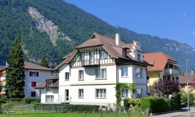 Central Interlaken Apartment | Unforgettable Stay at Henry's 300 with Spa and Lake View