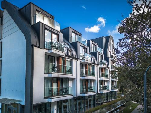 Swinoujscie Resort | Inviting Henryk: Oceanfront Retreat with Pool & Hot Tub