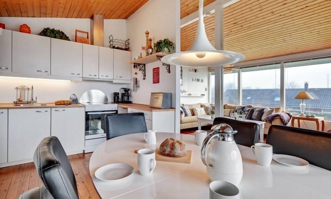 Floutrup House | Cozy Henryka Hotel: Steps from the Ocean and Spa