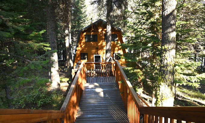 Island Park Cabin | Waterfront Retreat at Henrys Lake with Hot Tub & Spa