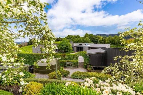 Kinloch House | Top-Rated Hepina Heights Retreat with Hot Tub & Family-Friendly