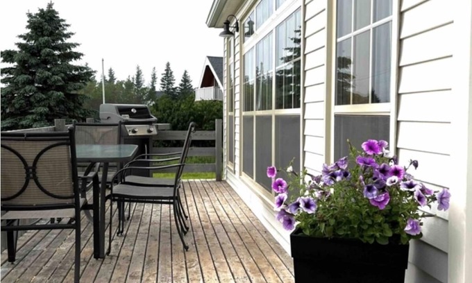 Bayview Cottage | Discover Her Francis: Pet-Friendly Retreat with Breakfast