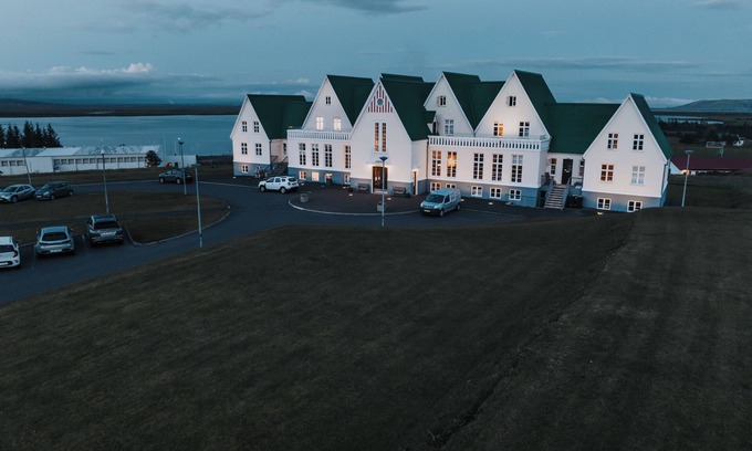 Laugarvatn Hotel | Historic Heradsskolinn Guesthouse with Spa & Pool Amenities