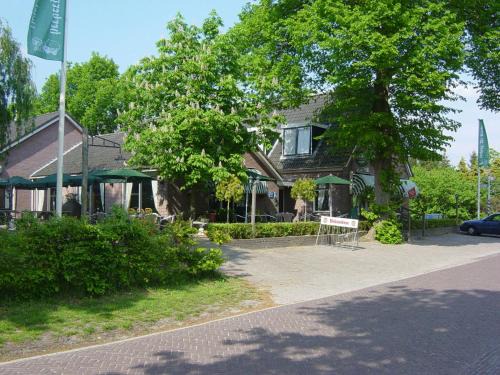 Uffelte Apartment | Comfortable Stay at Herberg de Roskam with Breakfast & Dining