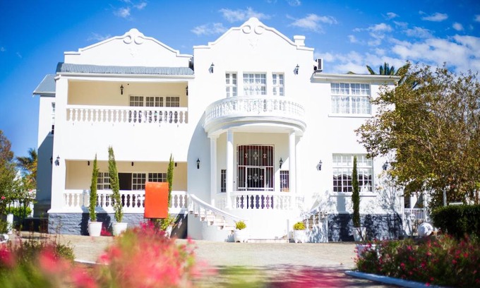 Somerset East Bed & Breakfast | Herberg Manor: 4-Star Haven with Pool and Family-Friendly Perks
