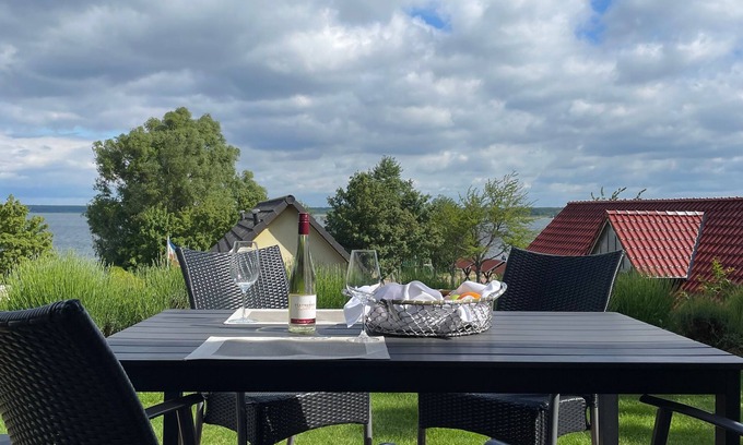 Muritz Apartment | Idyllic Herberge Seensucht: Lake View Ground Floor Retreat