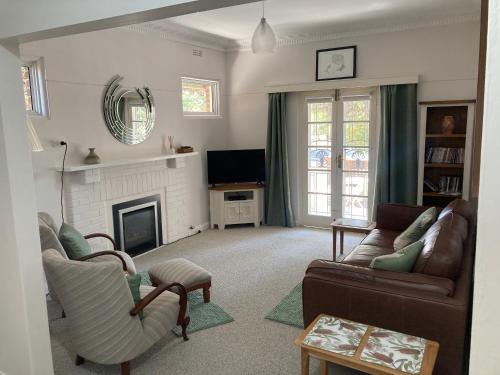 Tumut House | Top-Rated Herbert Cottage: Family-Friendly Retreat Awaits