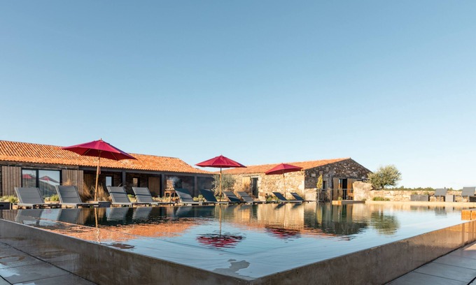 Salvaterra do Extremo Villa | Charming Herdade dos Abegões: Pool & Breakfast Included
