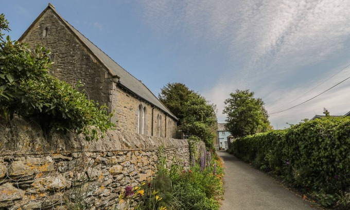 Cark Cottage | Herdwick Cottage: Family-Friendly Retreat with Pet Perks