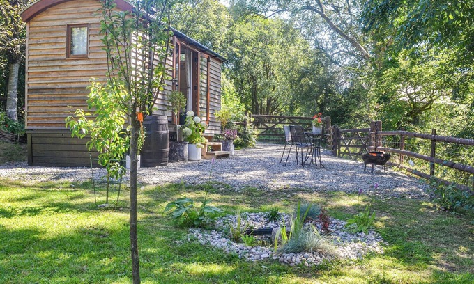 Llangadog Cottage | Cozy 1 Bedroom Stay in Llanddeusant with Breakfast