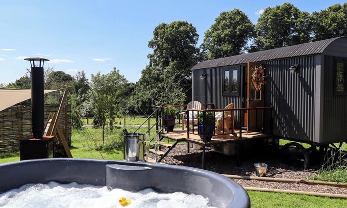 Retford Cottage | Romantic Herdwick Glamping with Hot Tub in Retford