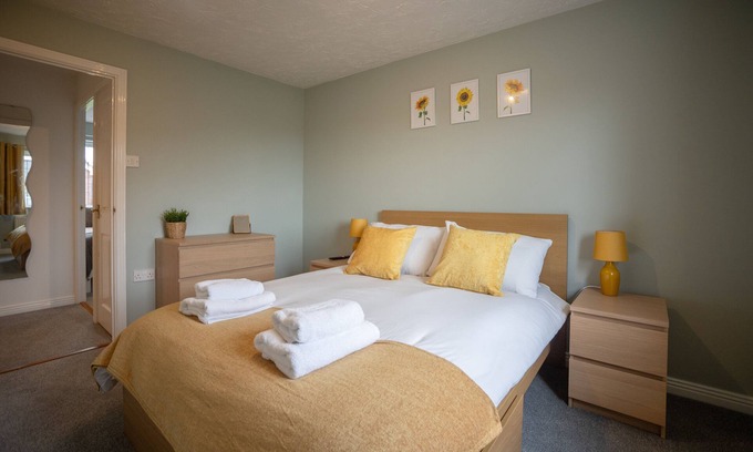 Hereford House | Cozy Woodpecker House: Family-Friendly Stay with Breakfast