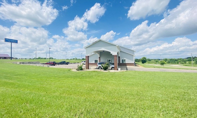 Herington Hotel | Comfortable Stays at Herington Inn & Suites with Breakfast