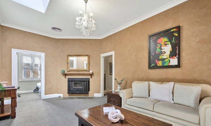 Orange House | Heritage Escape on Hill | Pet Friendly & Steps to Town