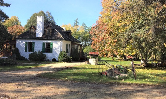 Lockport House | Historic Heritage Red River House with Pool & Restaurant