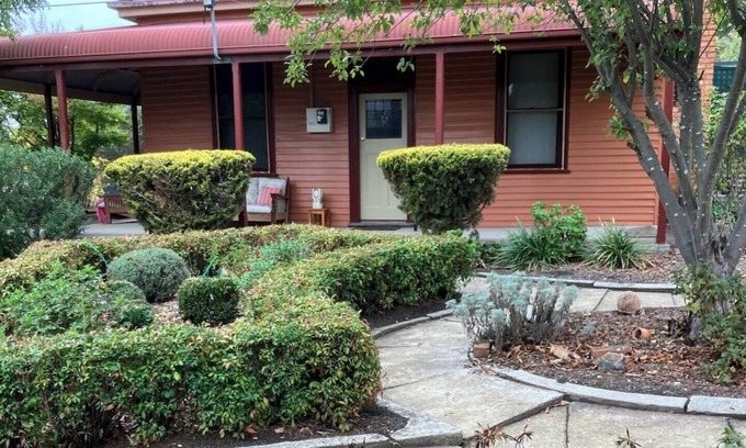 Clunes House | Heritage Miners Cottage in Clunes with Spa & Hot Tub