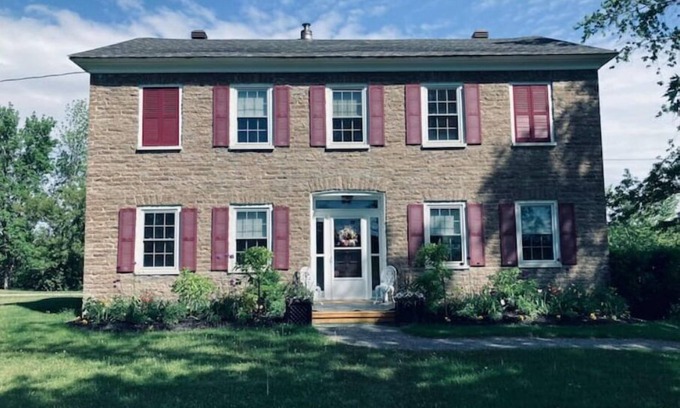 Merrickville-Wolford House | Pet-Friendly Heritage Stone House by the Rideau Canal