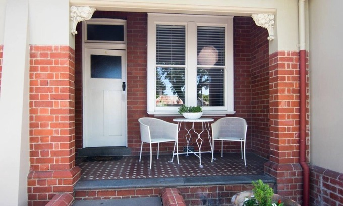 Geelong Apartment | Heritage Studio Steps from Geelong Waterfront with Breakfast