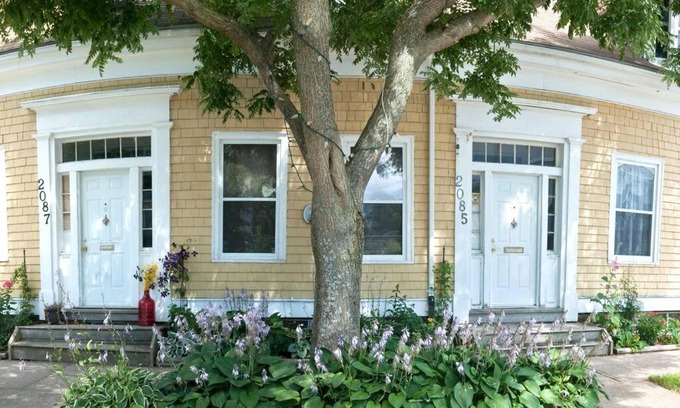 Downtown Halifax Apartment | Inviting Heritage Townhouse in Downtown Halifax for Families