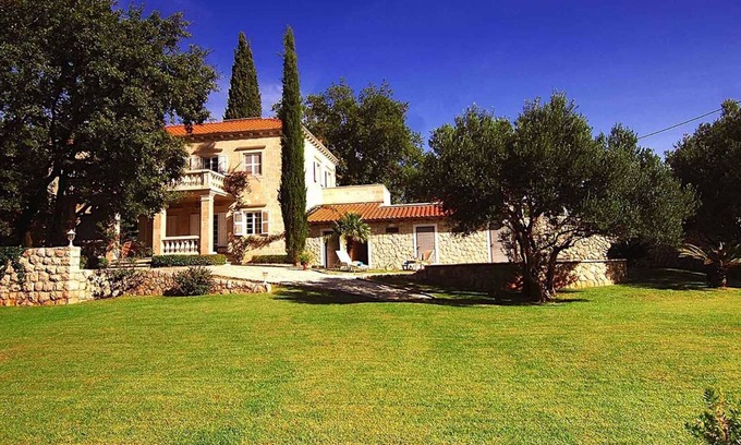 Cilipi Villa | Family-Friendly Heritage Villa with Pet Amenities & Pool