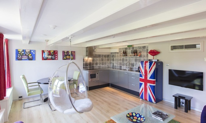 Canal Ring Apartment | Inviting Herman Brood Apartment with Spa and Child-Friendly Amenities